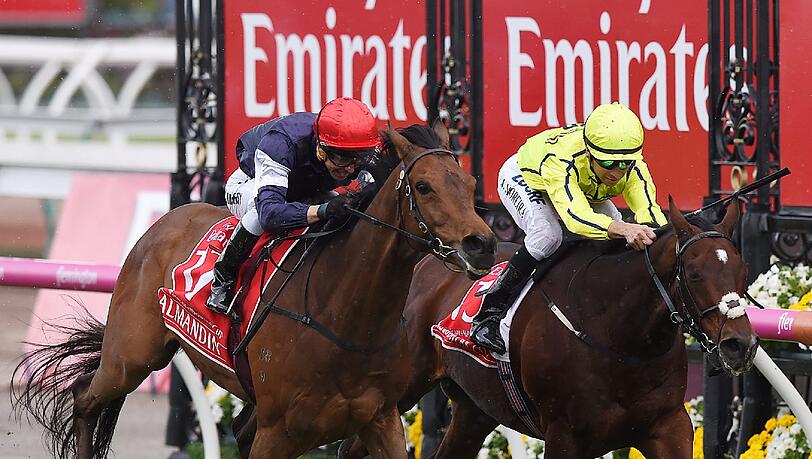 Der australische Jockey Kerrin McEvoy (r) galoppierte auf Almandin als erster über die Ziellinie. Der australische Jockey Kerrin McEvoy (r) galoppierte auf Almandin als erster über die Ziellinie.