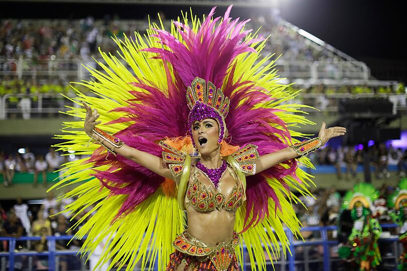 Athletische Tänzer, heiße Rhythmen und kunstvolle Kostüme - die Bilder vom Karneval aus dem Sambadrom in Rio de Janeiro.