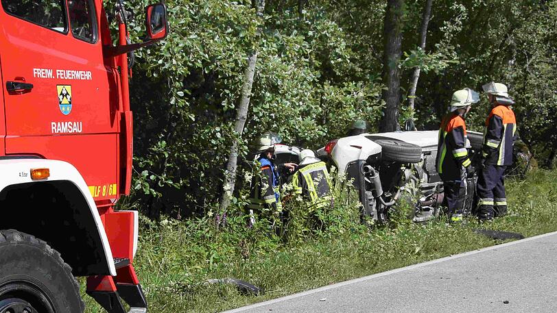 Bei einem Verkehrsunfall hat sich ein Pkw überschlagen und ist gegen einen Baum geprallt.