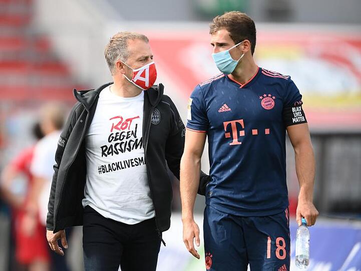 Münchens Trainer Hansi Flick mit Spieler Leon Goretzka. Foto: Matthias Hangst/Getty Images Europe/Pool/dpa