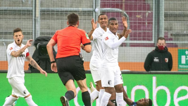 Herthas Jhon Cordoba liegt am Boden.