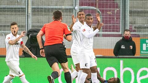 Herthas Jhon Cordoba liegt am Boden.