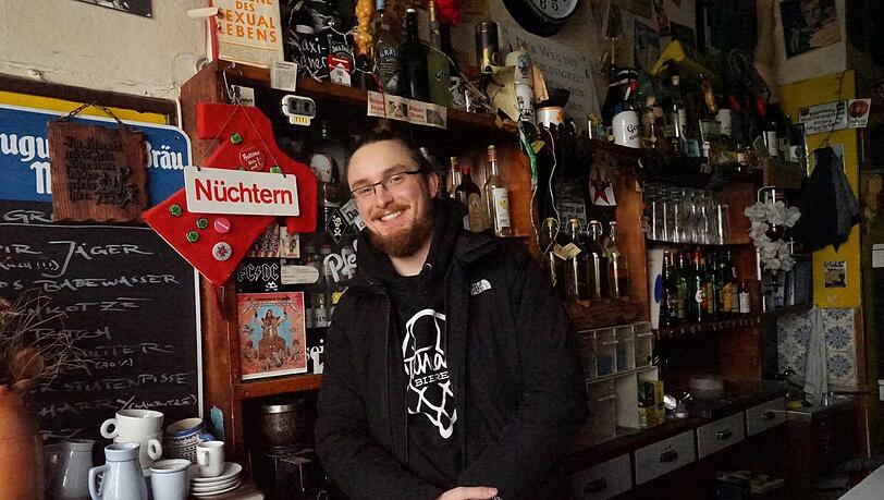 Alles wie früher: Max Heisler am Tresen. "Nüchtern" heißt es hier normalerweise nur auf dem Schild. Alles wie früher: Max Heisler am Tresen. "Nüchtern" heißt es hier normalerweise nur auf dem Schild.
