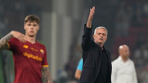 Roms Trainer José Mourinho kann seinem prall gefüllten Trophäenschrank einen weiteren Titel hinzufügen.