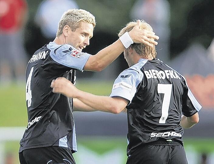 Gratuliere, Junge: Torben Hoffmann wünscht Daniel Bierofka für die neue Aufgabe bei 1860 alles Gute.