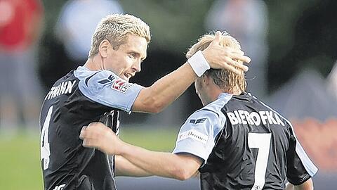 Gratuliere, Junge: Torben Hoffmann wünscht Daniel Bierofka für die neue Aufgabe bei 1860 alles Gute.