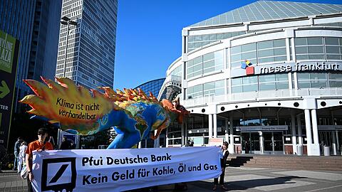 Die Hauptversammlung der Deutschen Bank in Frankfurt wurde von Protesten begleitet.