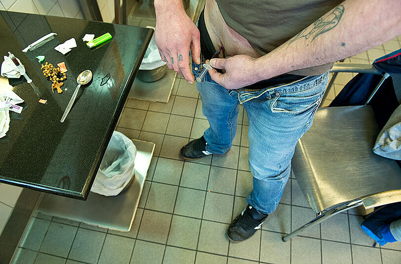 Dieses Foto stammt aus einem Konsumraum in Frankfurt. Ein Drogensüchtiger setzt sich einen Schuss Heroin mit Crack. Im Notfall kann medizinisches Personal zur Hilfe kommen.
