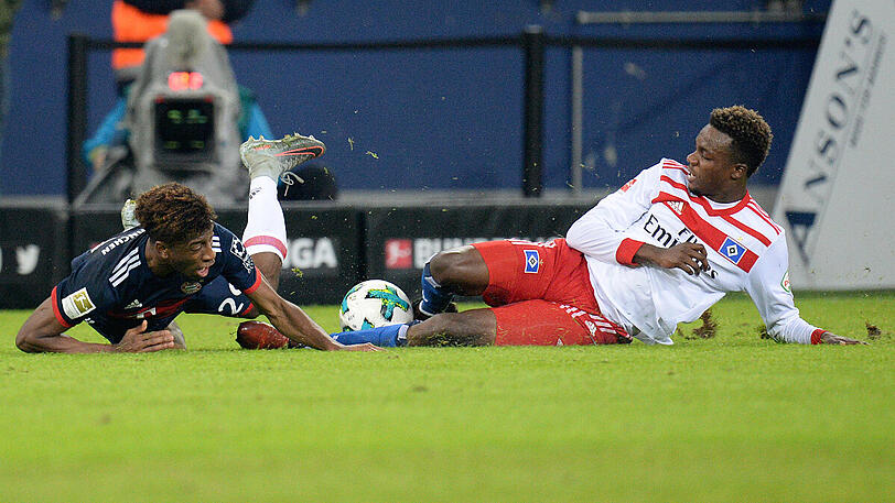 Dieses Einsteigen gegen den Bayern-Profi Kingsley Coman führte zum Platzverweis von HSV-Spieler Gideon Jung (rechts).