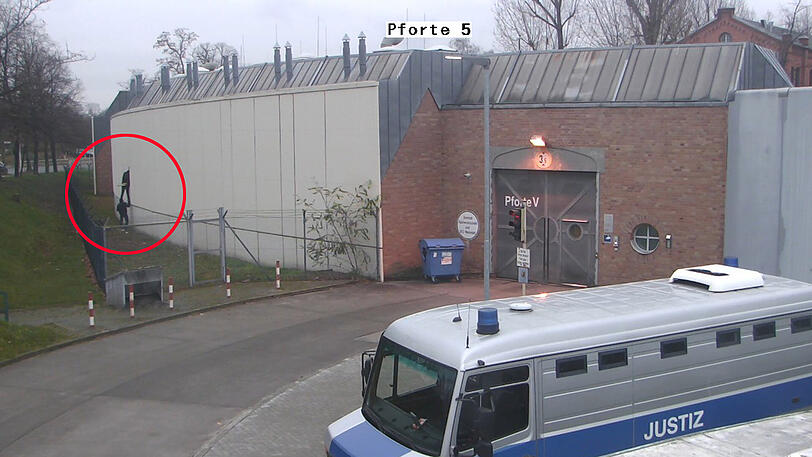 Auf dem Videostandbild einer Überwachungskamera an der Justizvollzugsanstalt (JVA) Plötzensee in Berlin ist der Ausbruch zu sehen.