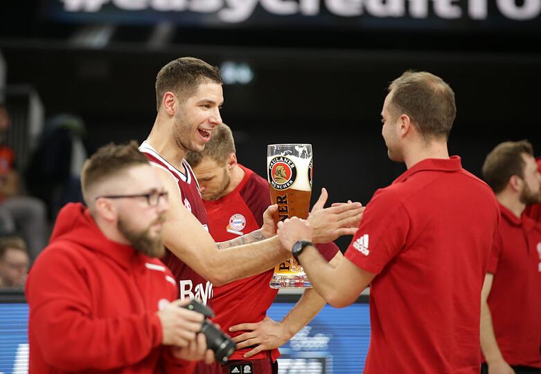 Die Basketballer des FC Bayern feiern ihren ersten Pokalsieg seit einem halben Jahrhundert! Die besten Bilder der feucht-fröhlichen Party...
