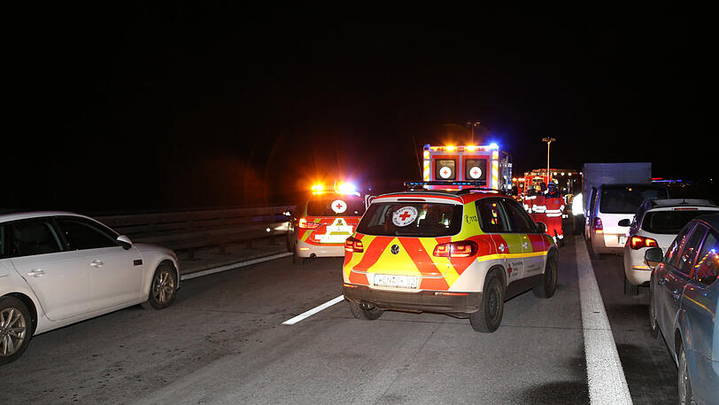 Der weiße Wagen war unbeleuchtet auf dem rechten Fahrstreifen unterwegs. Ein anderer Autofahrer sah ihn zu spät und krachte hinein.