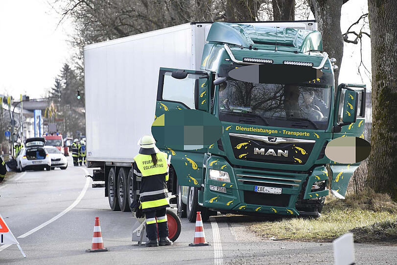 Wegen des Unfalls war die B304 am Vormittag für etwa drei Stunden komplett gesperrt.