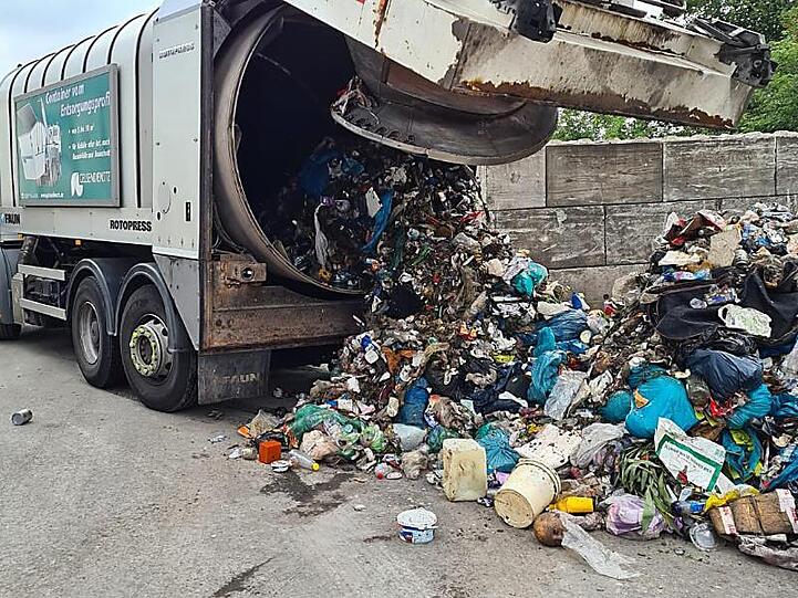 Ein Müllwagen hat Hausmüll abgekippt. Ein täuschend echt aussehender Kopf in einem Müllberg hat in Gelsenkirchen für Erschrecken gesorgt.