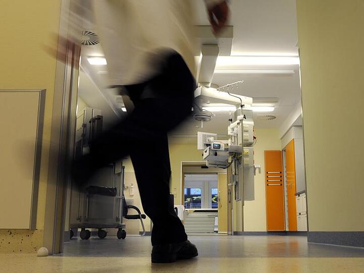 Ein Oberarzt geht durch die Gänge eines Krankenhauses. Diebe nutzen vor allem die Anonymität in den oft ausgedehnten Gebäudekomplexen aus.