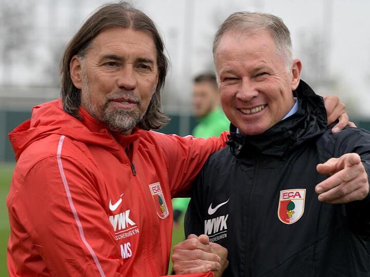 Trainer Martin Schmidt (l.) umarmt Sportdirektor Stefan Reuter. Foto: Stefan Puchner