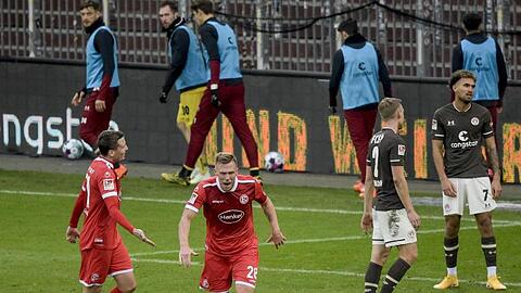 Düsseldorfs Rouwen Hennings (2.v.l) feiert seinen Treffer zum 2:0 beim Fortuna-Sieg auf St. Pauli.
