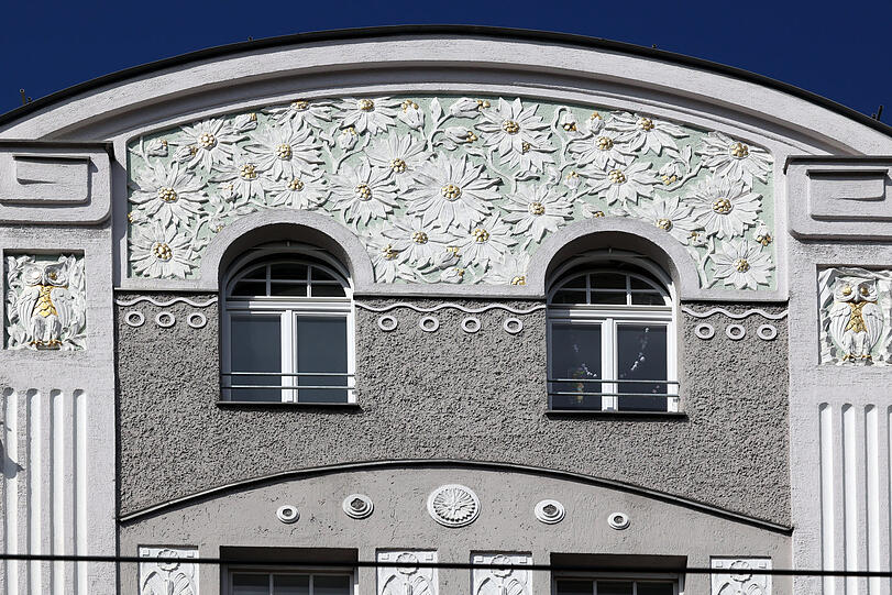 Frühling in der Romanstraße: Sogar die Fassaden blühen auf.