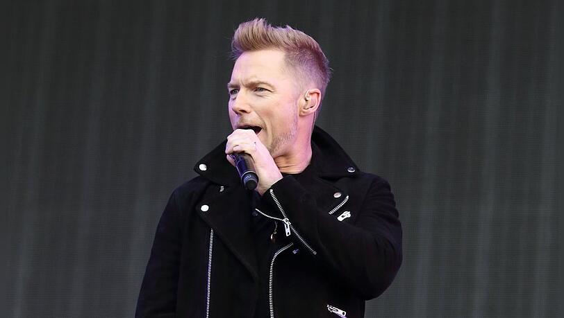 Ronan Keating muss seit zwei Wochen den Unfall-Tod seines älteren Bruders verkraften. Ronan Keating muss seit zwei Wochen den Unfall-Tod seines älteren Bruders verkraften.