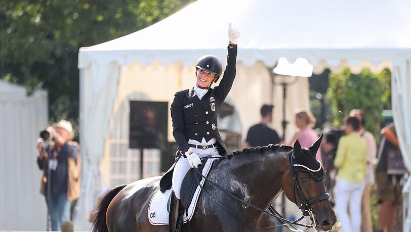 Die deutsche Dressurreiterin Jessica von Bredow-Werndl reitet auf ihrem Pferd TSF Dalera BB und zeigt mit dem Daumen nach oben nach ihrer Prüfung.