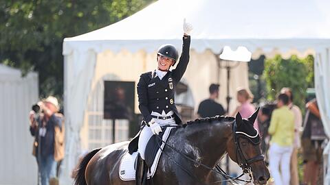 Die deutsche Dressurreiterin Jessica von Bredow-Werndl reitet auf ihrem Pferd TSF Dalera BB und zeigt mit dem Daumen nach oben nach ihrer Prüfung.