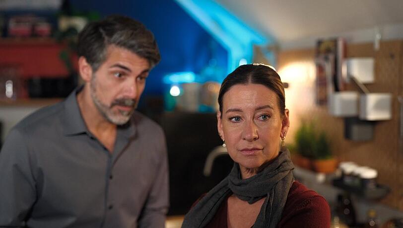 "Unter uns": Ute ist wider Willen getroffen, dass Ferhat sich für eine Zusammenarbeit mit Patrizia ausspricht. "Unter uns": Ute ist wider Willen getroffen, dass Ferhat sich für eine Zusammenarbeit mit Patrizia ausspricht.