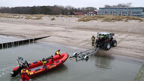 Ein Rettungsboot der DLRG war bei der Suche nach dem Winterbader im Einsatz.