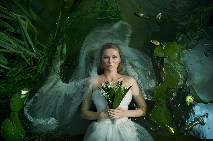 Justine (Kirsten Dunst) sp&uuml;rt das Ende kommen.