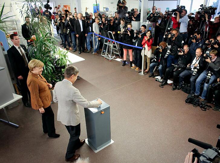 Bundeskanzlerin Angela Merkel (CDU) wirft am 22.09.2013 in Berlin ihren Stimmzettel zur Bundestagswahl 2013 in die Wahlurne.