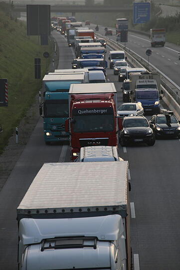 Ölspur auf der A94. Die Bilder vom Feuerwehreinsatz.