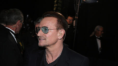 Bono - hier backstage bei den Oscars - hat diese Woche für die New Yorker U-Bahn-Pendler aufgespielt