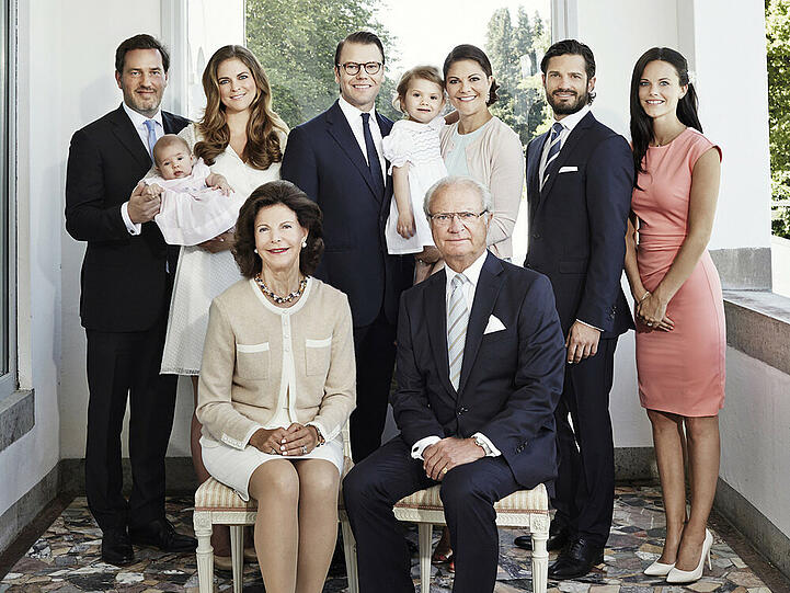 Als könnten sie kein Wässerchen trüben: Das schwedische Königspaar (vorne) mit den drei Kindern - Prinzessin Madeleine (2.v.l.), Kronprinzessin Victoria (3.v.r.) und Prinz Carl Philip (2.v.r.) - samt deren Partnern und den beiden Enkeltöchtern