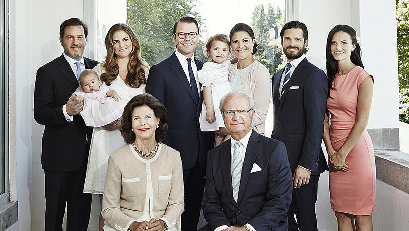 Als könnten sie kein Wässerchen trüben: Das schwedische Königspaar (vorne) mit den drei Kindern - Prinzessin Madeleine (2.v.l.), Kronprinzessin Victoria (3.v.r.) und Prinz Carl Philip (2.v.r.) - samt deren Partnern und den beiden Enkeltöchtern Als könnten sie kein Wässerchen trüben: Das schwedische Königspaar (vorne) mit den drei Kindern - Prinzessin Madeleine (2.v.l.), Kronprinzessin Victoria (3.v.r.) und Prinz Carl Philip (2.v.r.) - samt deren Partnern und den beiden Enkeltöchtern