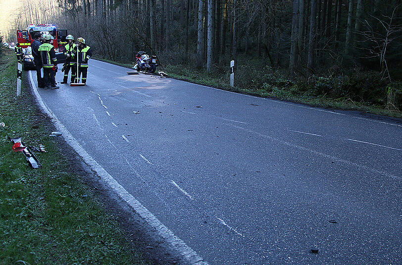 Bilder vom Unfallort in Gars am Inn. Ein Motorradfahrer geriet auf die Gegenfahrbahn und kollidierte mit einem BMW.