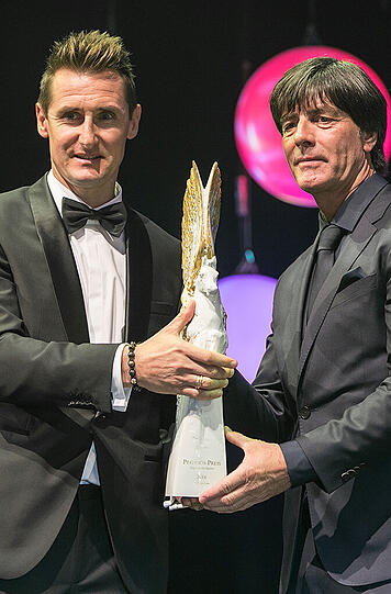 Joachim Löw bekommt den Preis "Legende des Sports" von Ex-Fußballer Miroslav Klose überrreicht.