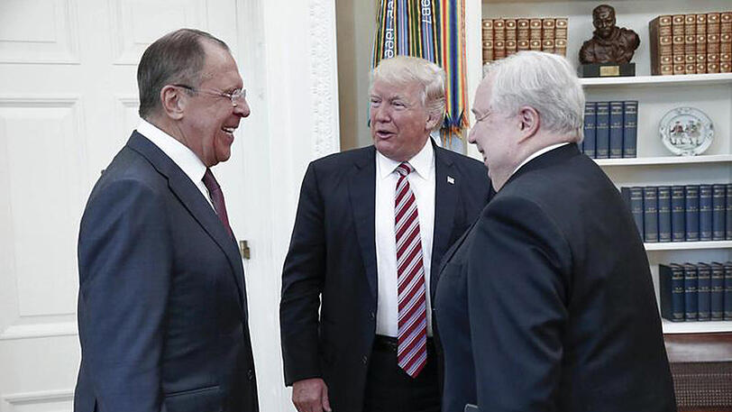 Heikler Besuch: US-Präsident Donald Trump im heiteren Gespräch mit Russlands Außenminister Lawrow (l.) und dem russischen Botschafter Sergej Kisljak.