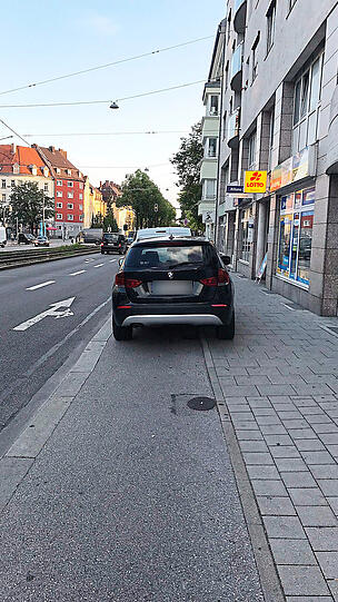 Autos und Lieferwagen, die auf dem Radweg parken und so zur Gefahr für Radler und Fußgänger werden können. Solche Situationen sind in ganz München zu beobachten.