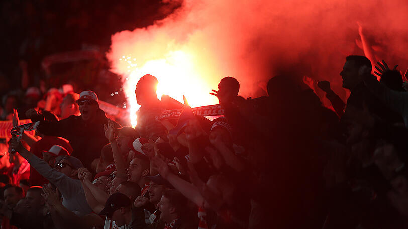 Die Ermittlungen gegen den Bundesliga-Letzten hatte die UEFA wegen Fan-Ausschreitungen, des Zündens von Feuerwerkskörpern, des Werfens von Gegenständen und Sachbeschädigungen eingeleitet.