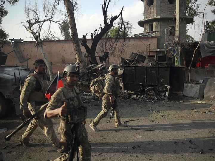 Afghanische Sicherheitskräfte versammeln sich nach einem Angriff vor einem Gefängnis. (Archiv).