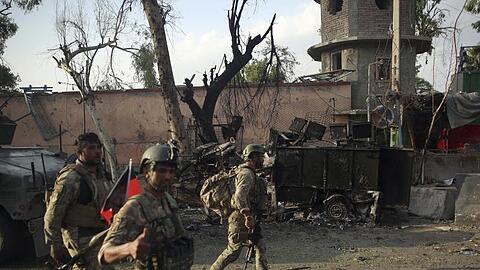 Afghanische Sicherheitskräfte versammeln sich nach einem Angriff vor einem Gefängnis. (Archiv).