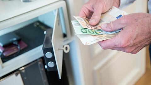 Viel Bargeld gab es nicht zu holen im Safe des Autohauses. (Symbolbild)