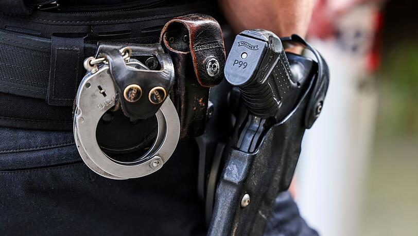 Zwei Polizisten erschie&szlig;en einen Hund bei einem Einsatz im Kreis Harburg. (Symbolbild)