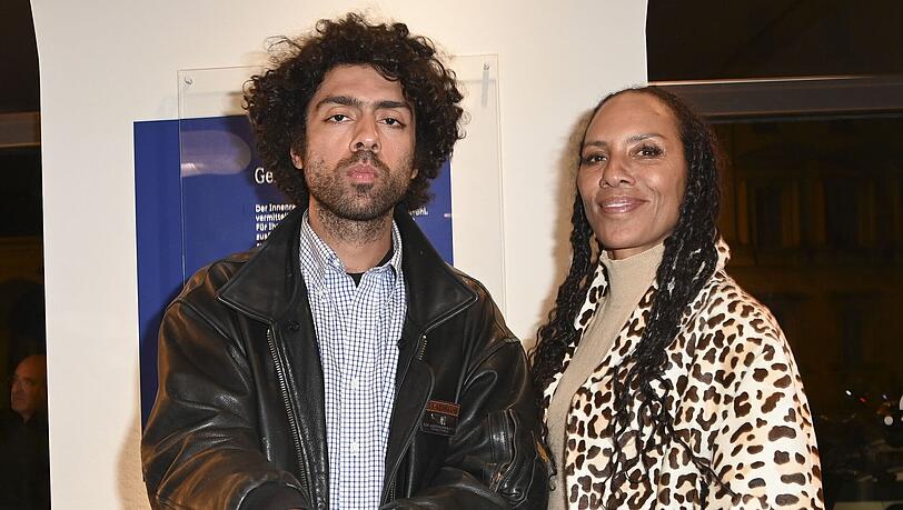 Noah Becker besuchte gemeinsam mit Mutter Barbara München, um sein neuestes Kunstwerk auszustellen. Noah Becker besuchte gemeinsam mit Mutter Barbara München, um sein neuestes Kunstwerk auszustellen.