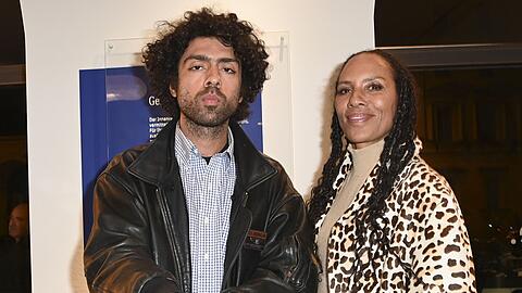Noah Becker besuchte gemeinsam mit Mutter Barbara M&uuml;nchen, um sein neuestes Kunstwerk auszustellen.