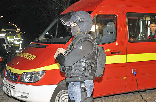 Bei einer Explosion in einem Einfamilienhaus im Münchner Vorort Neubiberg ist ein junger Mann sehr schwer verletzt worden. Der 19-Jährige hielt sich im Keller auf, wo die Explosion stattfand. Außer dem 19-Jährigen waren noch dessen 21-jähriger Bruder und der Großvater im Haus. Die beiden blieben unverletzt. Bilder vom Unglücksort.