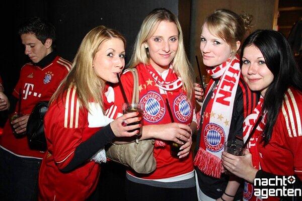 Mit Trikots, Schals und Flaggen kamen die Bayern-Fans in den Neuraum, um bei "Rock & Roll Baby" weiterzufeiern. Mehr Bilder unter: www.nachtagenten.de
