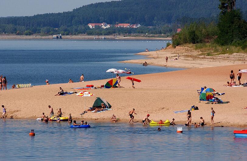Der Große Brombachsee im fränkischen Seenland ist ein beliebter Treffpunkt von Badenden und Wassersportlern.