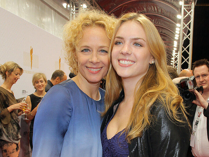Mit Facebook kennt sich Katja Riemann nicht so gut aus, dafür ihre Tochter Paula (r.) umso besser