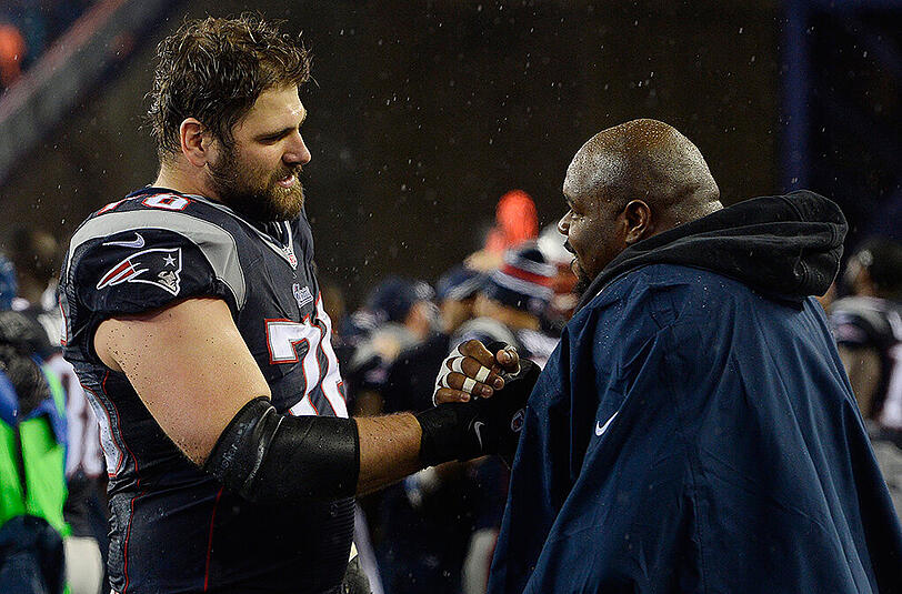 Gratulation an den deutschen Football-Legionär: Right Tackle Sebastian Vollmer klatscht mit Nose Tackle Vince Wilfork ab.