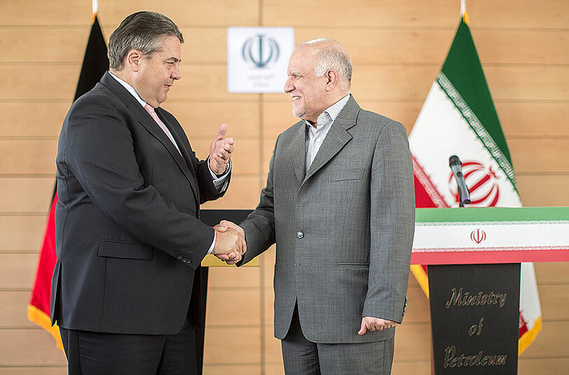 Bundeswirtschaftsminister Sigmar Gabriel zusammen mit dem iranischen Ölminister Bijan Namdar Zangeneh in Teheran.